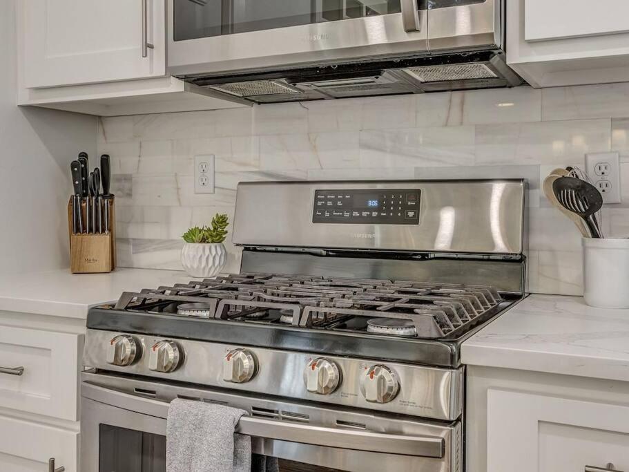 Luxury Modern 3br - Private Primary Suite! Holiday home