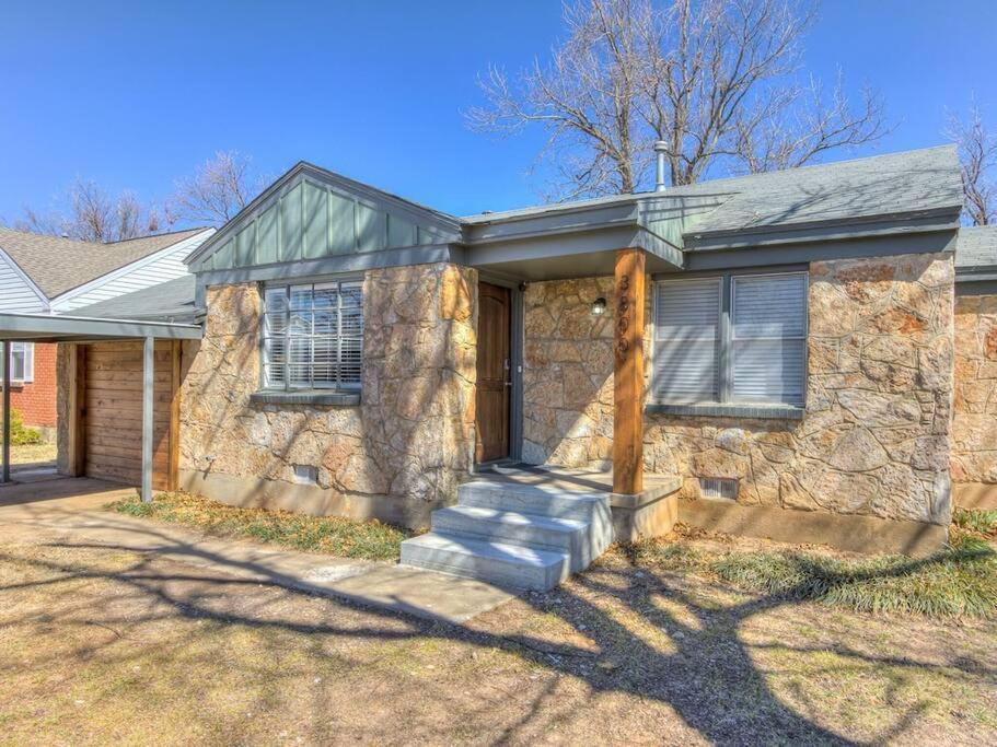 Luxury Modern 3br - Private Primary Suite! Holiday home Oklahoma City