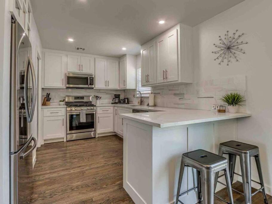 Luxury Modern 3br - Private Primary Suite! Holiday home Oklahoma City