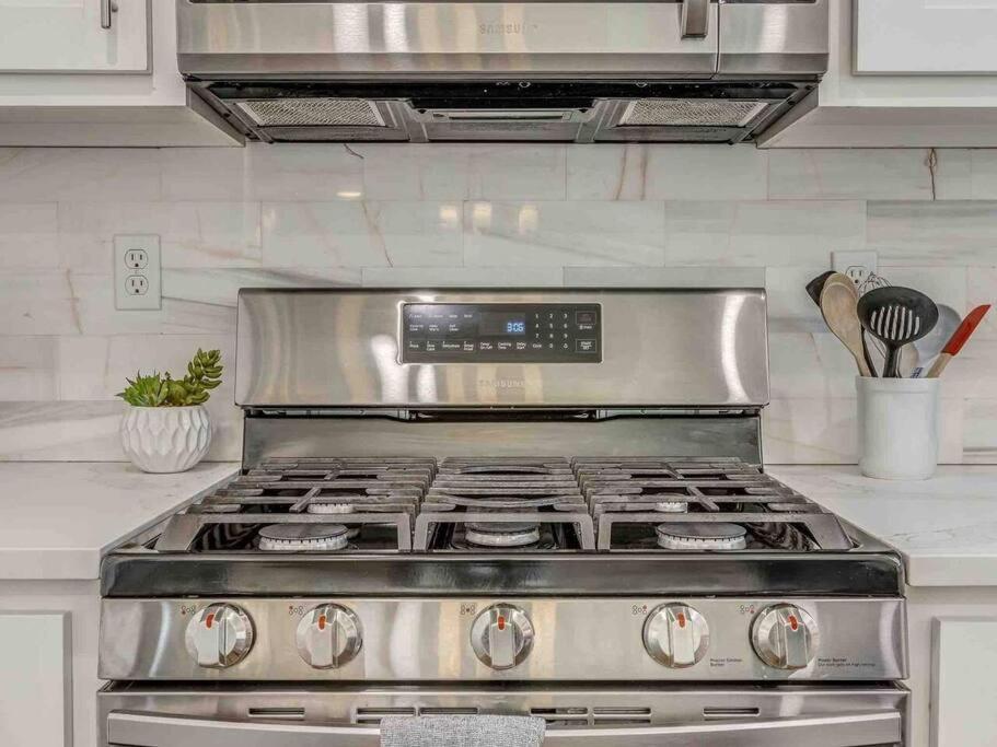 Luxury Modern 3br - Private Primary Suite! Holiday home *