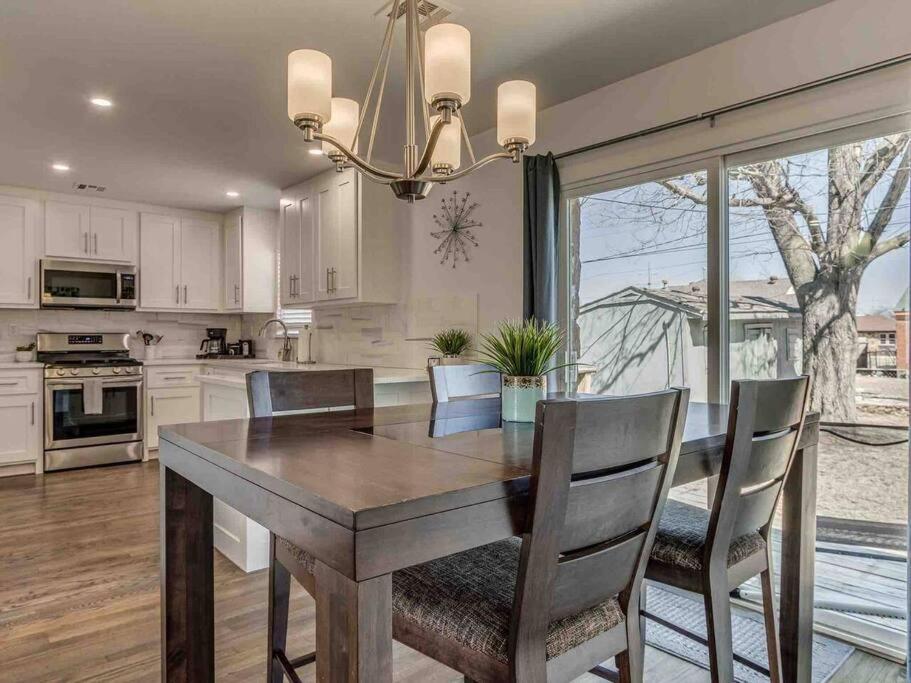 Luxury Modern 3br - Private Primary Suite! Holiday home Oklahoma City