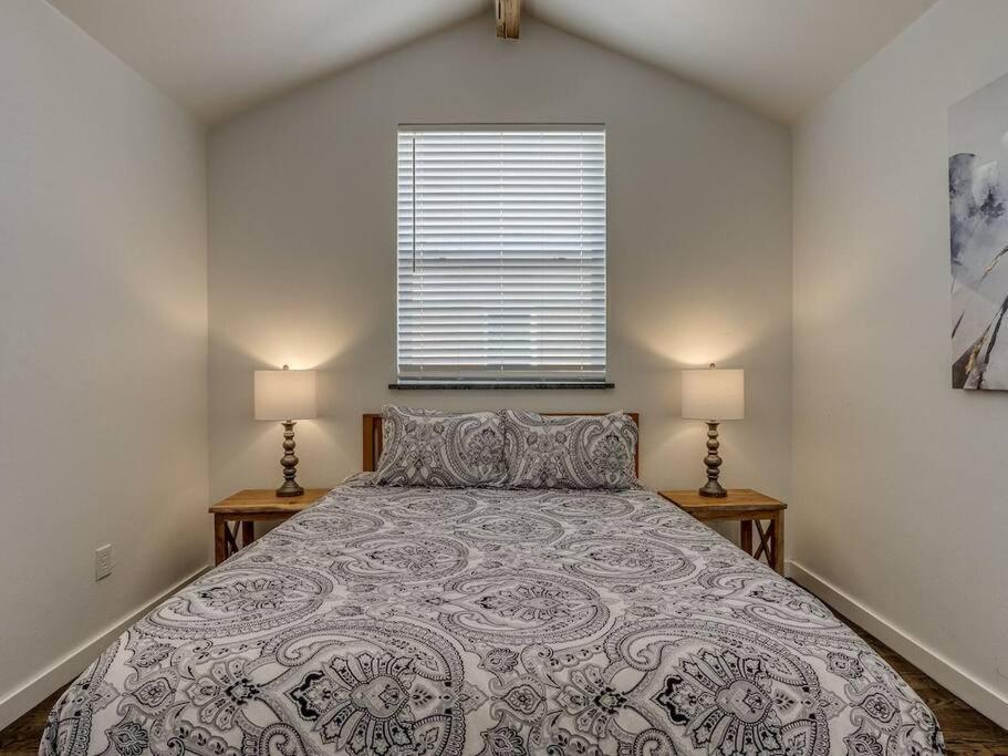 Luxury Modern 3br - Private Primary Suite! Holiday home Oklahoma City