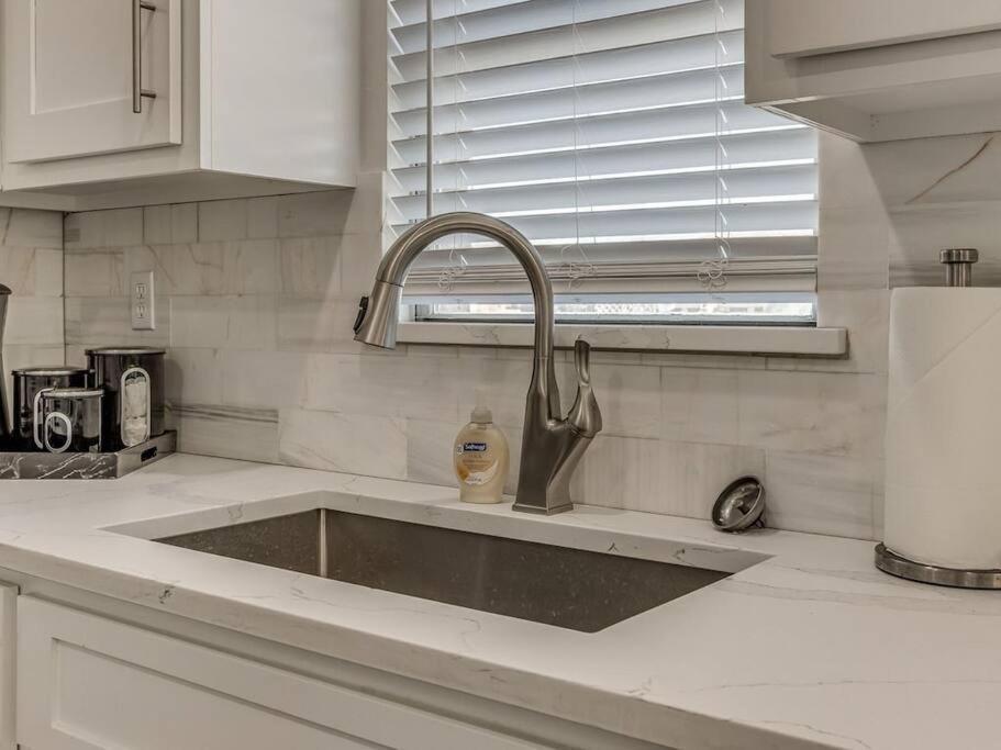 Luxury Modern 3br - Private Primary Suite! Holiday home